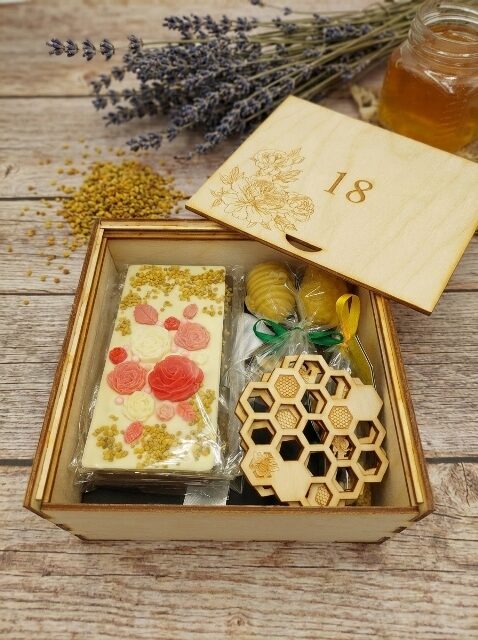 Personalized Wooden Gift Box with Honey Chocolates, Beeswax Candles & Gourmet Chocolate Set Nr.4